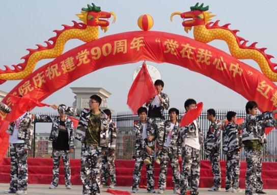 两会走笔：从热话题感知两会民生温度